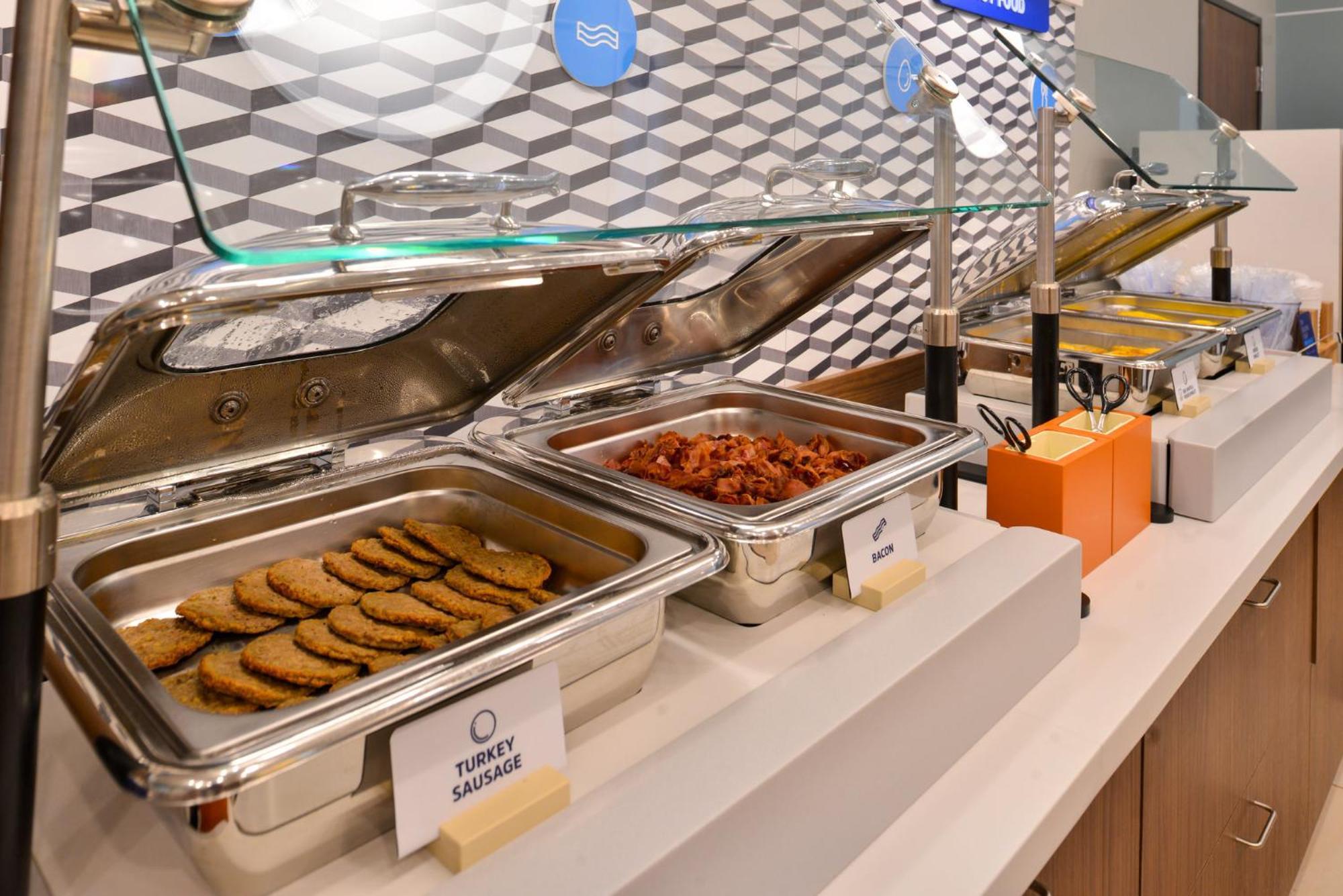 Holiday Inn Express & Suites Fresno Airport By Ihg Bagian luar foto