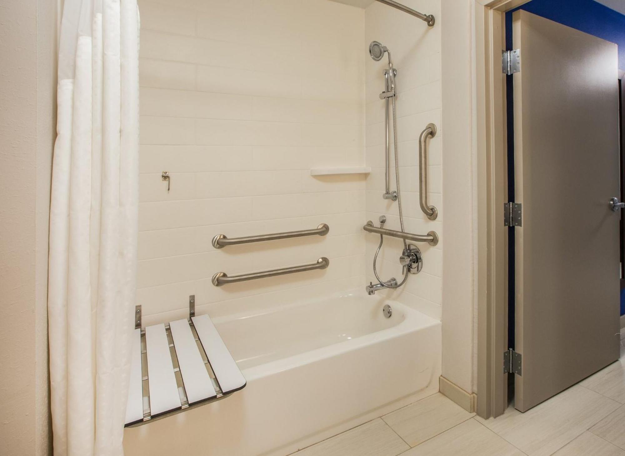 Holiday Inn Express & Suites Fresno Airport By Ihg Bagian luar foto