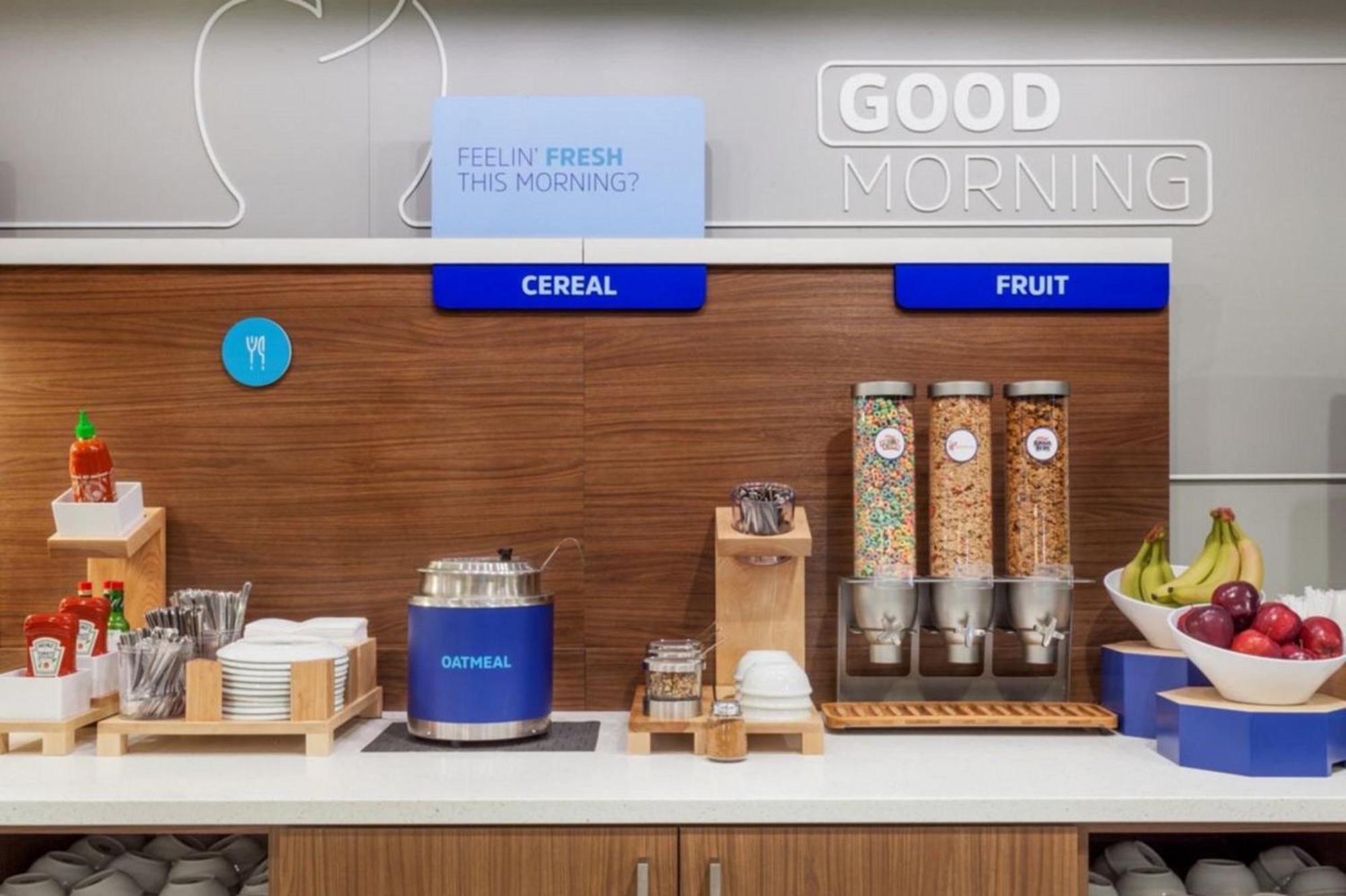 Holiday Inn Express & Suites Fresno Airport By Ihg Bagian luar foto